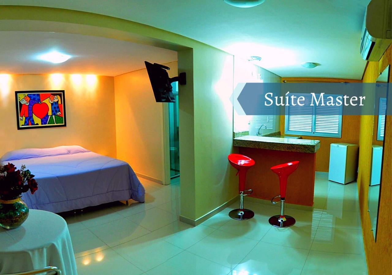 Suíte com Cama King-size e Banheira de Hidromassagem