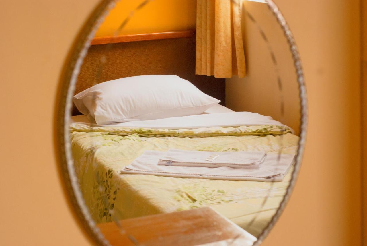 Quarto Triplo com 1 Cama de Solteiro e 1 Cama de Casal