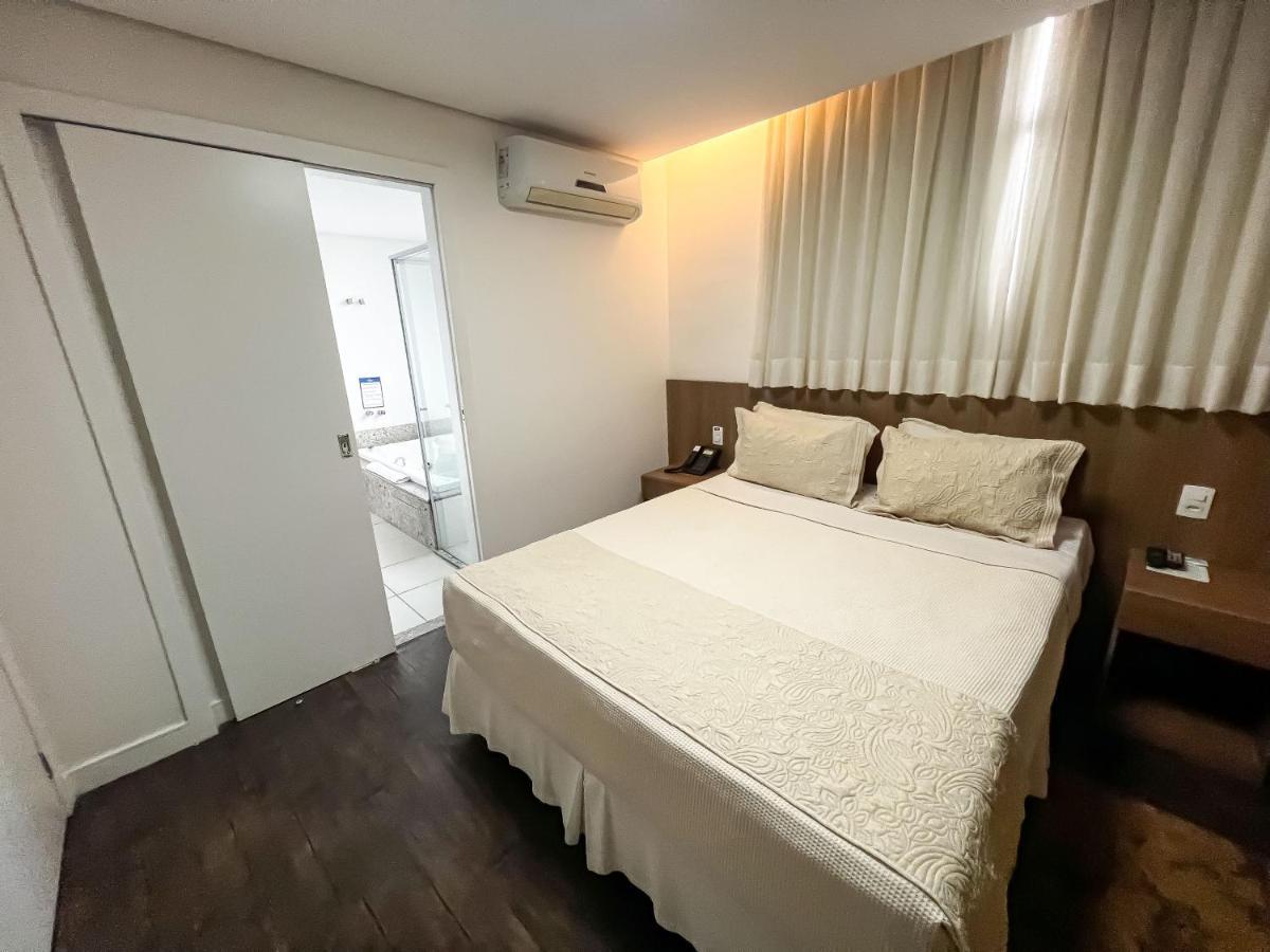 Quarto com Cama Queen-size e Banheira de Hidromassagem