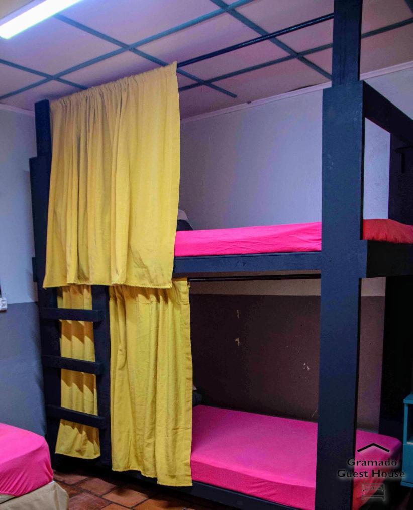 Cama em Dormitório Feminino com 6 Camas
