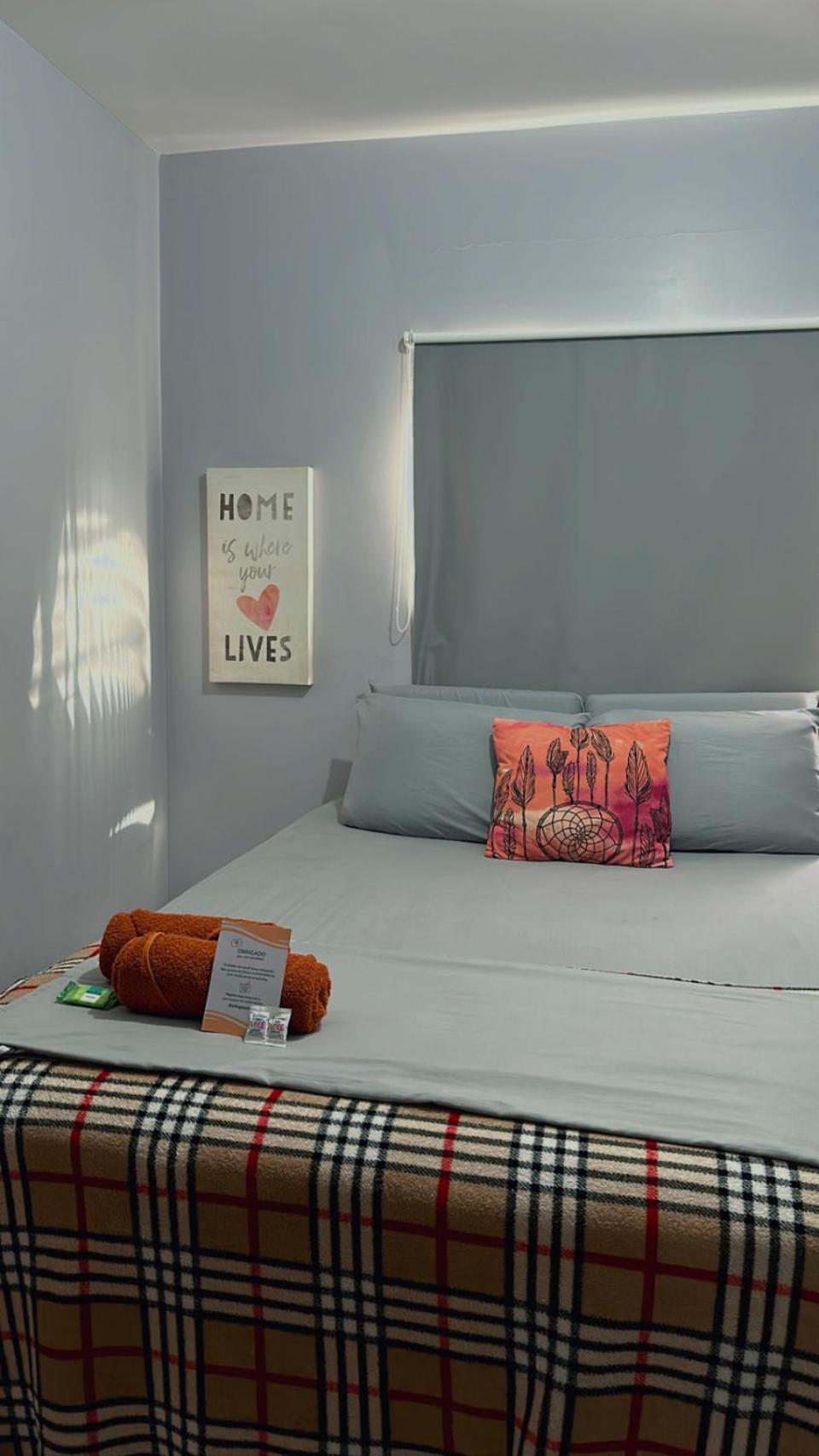 Quarto com Cama de Casal ou 2 de Solteiro e Banheiro Compartilhado