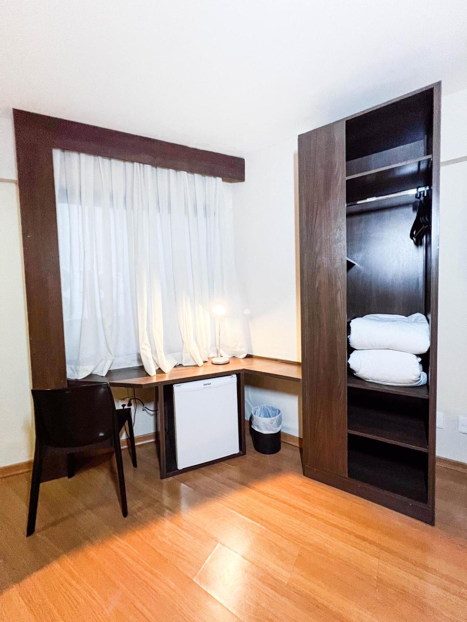 Quarto Econômico com 2 Camas de Solteiro