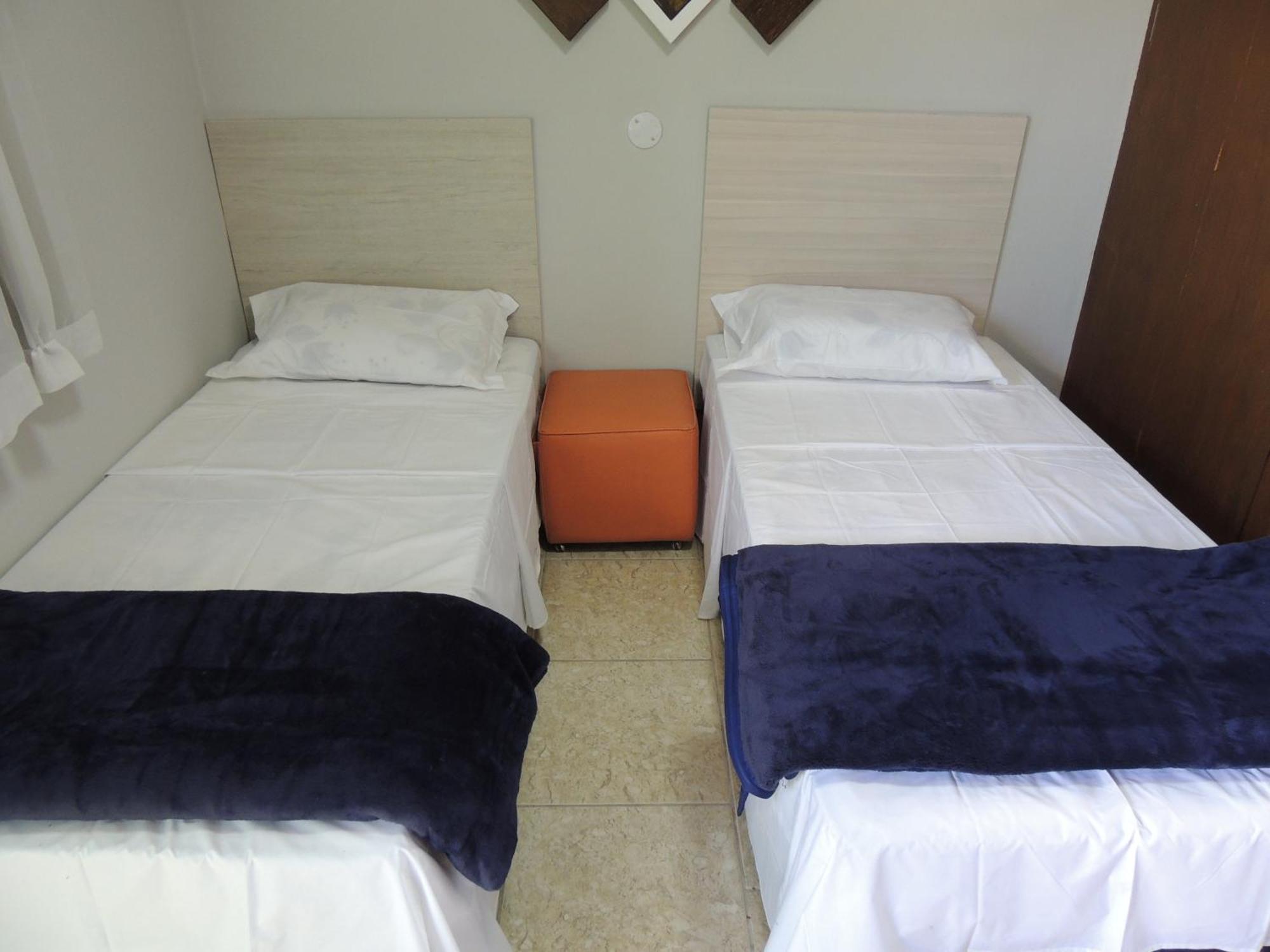 Quarto Econômico com 2 Camas de Solteiro