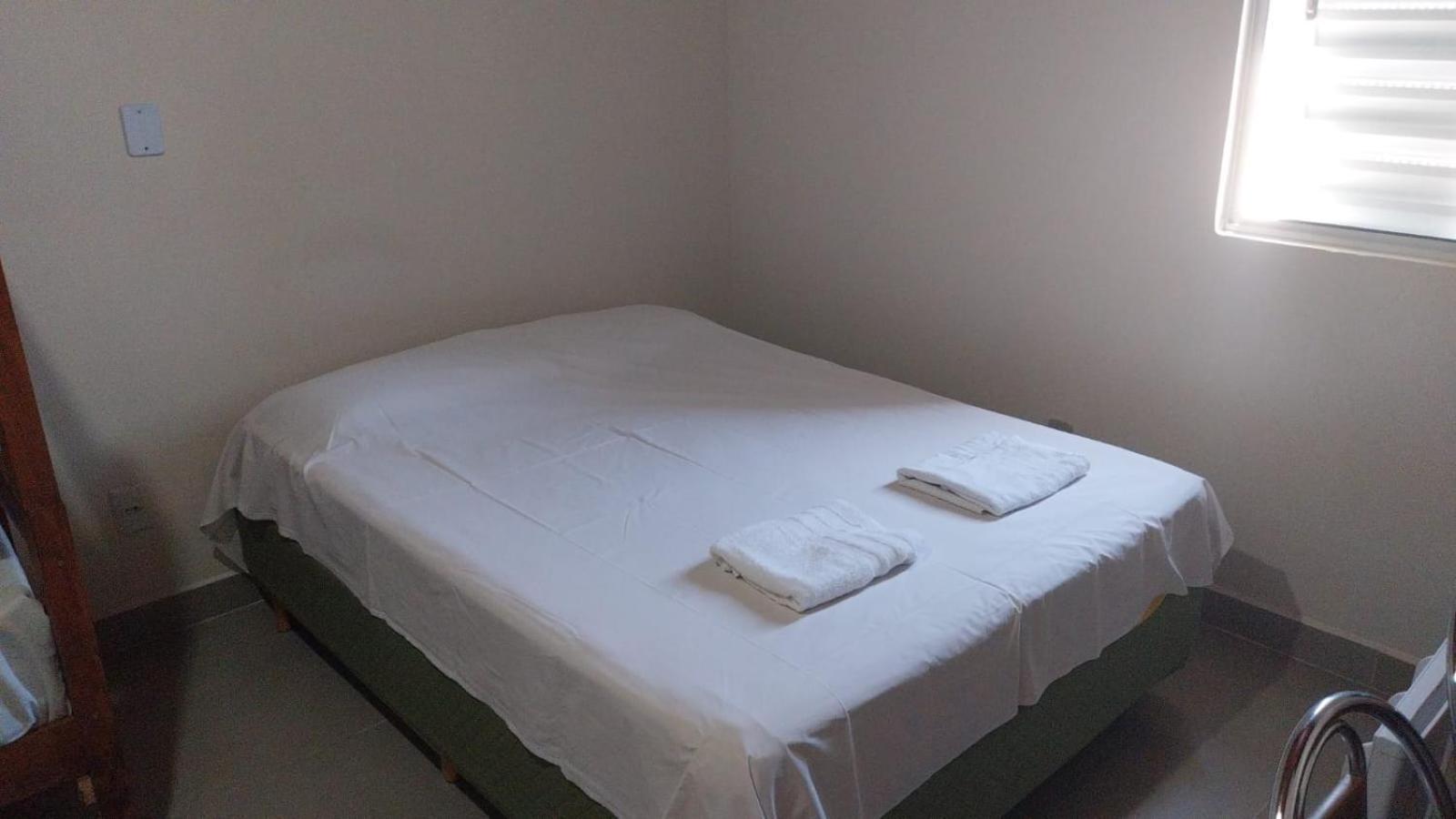 Quarto Grande com 2 Camas de Solteiro