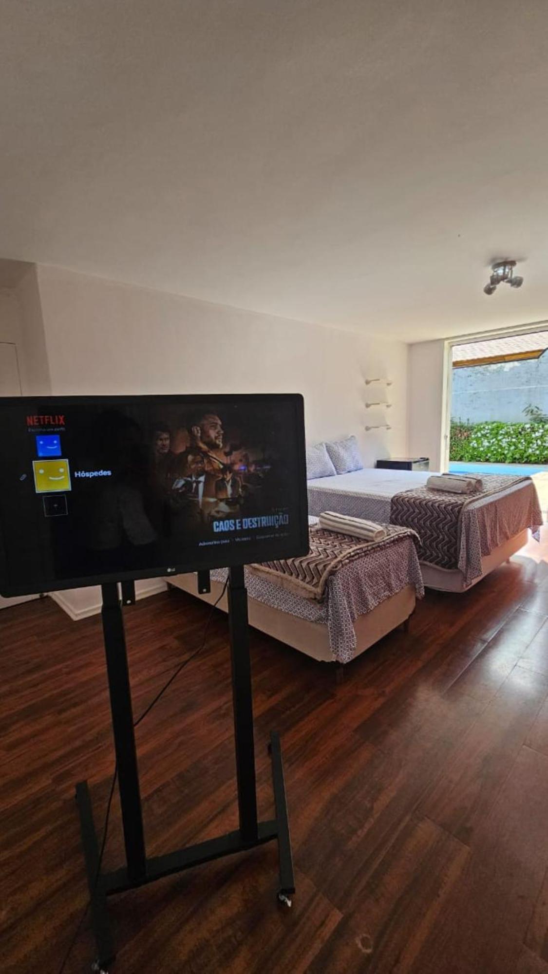 Suíte com Cama Queen-size e Vista da Piscina