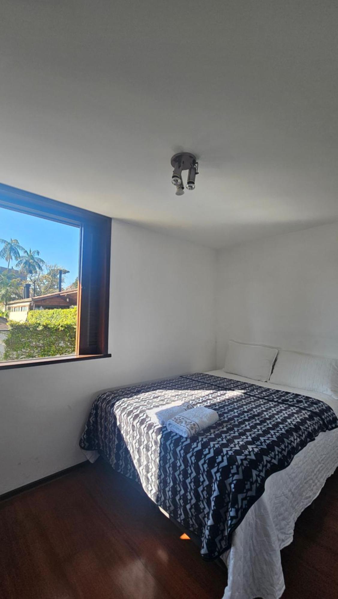 Quarto com Cama Queen-size e Banheiro Compartilhado