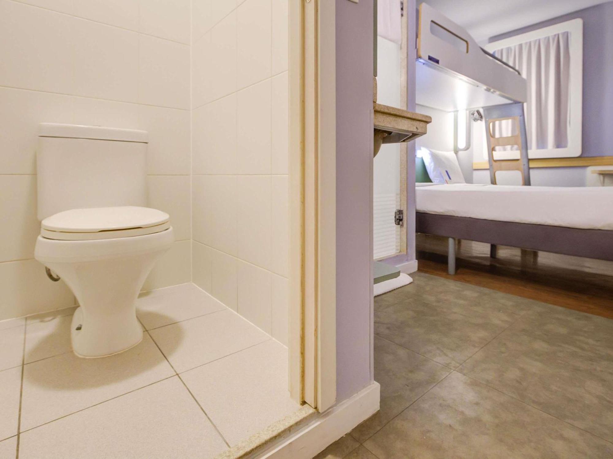 Quarto Triplo com Cama de Casal e Beliche