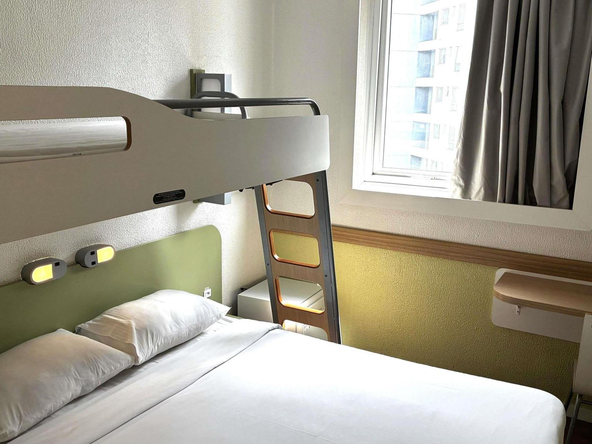 Quarto Superior com 1 Cama de Casal e 1 Cama de Solteiro