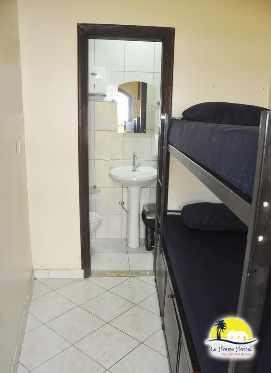 Quarto de Baixo Custo com 2 Camas de Solteiro e Banheiro Privativo