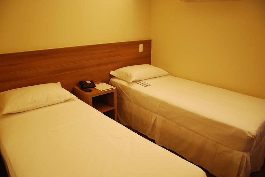 Quarto com 2 Camas de Solteiro
