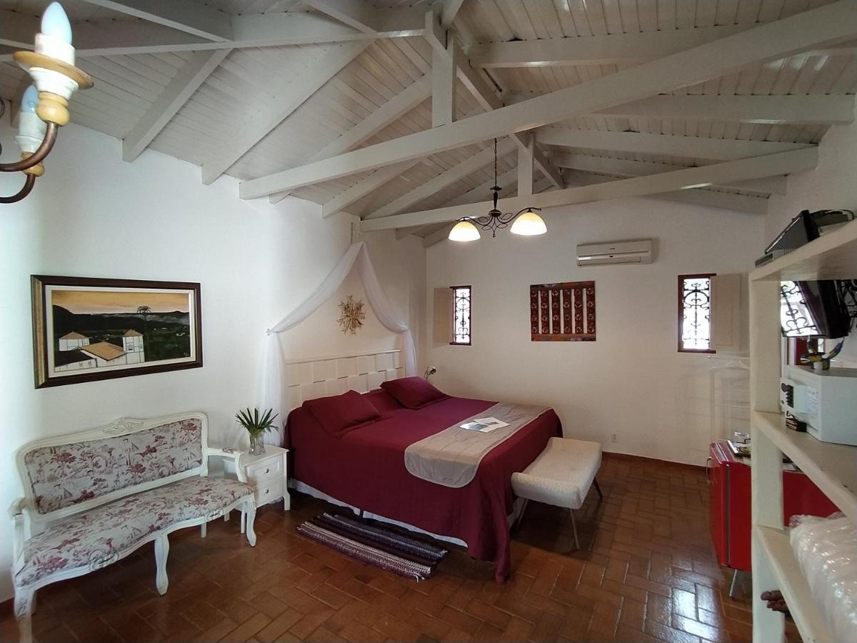 Suíte com Cama King-size e Banheira de Hidromassagem