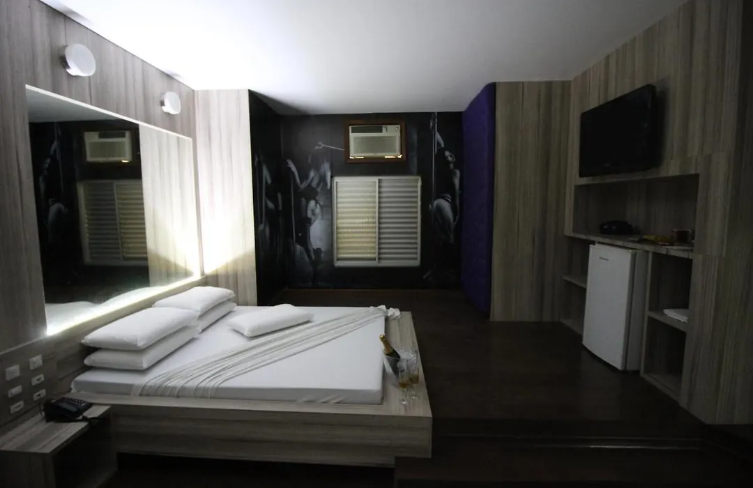 Snob Motel (Adults Only)-1